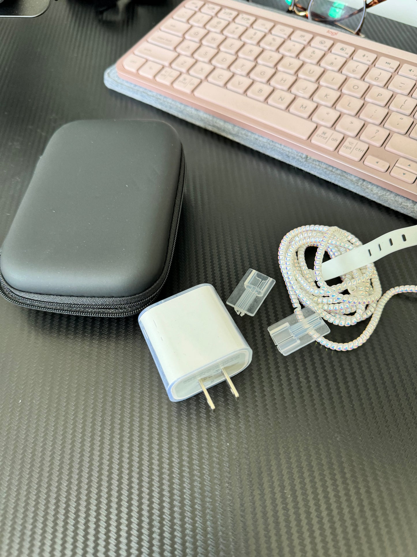 Estuche Grande + Protector de cargador completo.